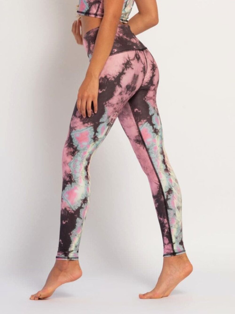 Teeki 🪶 Eagle Feather Pink Hot Pant Leggings Size M
